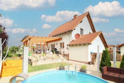 Gepflegtes 4-Zi.-Zuhause mit Garten, Spa-Bereich und 2 Garagen