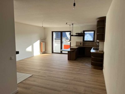 Offene 2-Zimmer-Wohnung mit Balkon, Stellplatz und Ausblick in Bad Nauheim