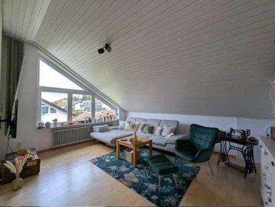 ☀️ Traumhafte Dachgeschosswohnung mit zwei Balkonen & Einbauküche - sonnig und ruhig. Ab 01.12.2025!