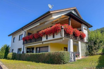Gepflegtes Mehrgenerationenhaus: 3-Einheiten-Immobilie mit Garten in familienfreundlicher Lage