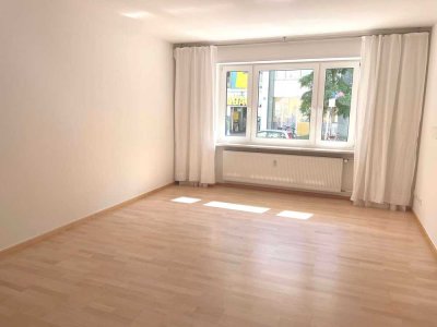 Sonnige 2,5 -Zimmer-Wohnung * zentrale Lage Westend nähe U-Bahn * für WG geeignet *