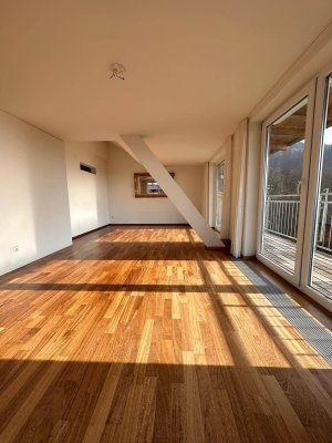 Altbau Dachgeschosswohnung mit Balkon, Garten, Stauraum, Garage