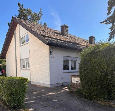 Freistehendes 2-Familienwohnhaus mit 3 Garagenstellplätzen