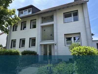 FRIEDERICH: Dachgeschosswohnung im ruhigen Mehrfamilienhaus mit Garage