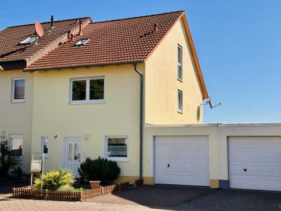 Doppelhaushälfte mit Feldblick, Garten, Garage - in begehrter Lage