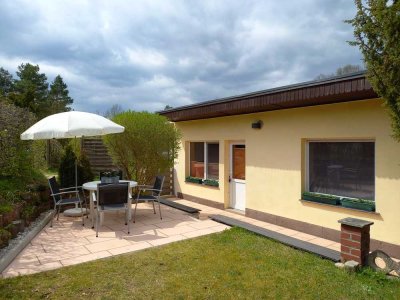 2-Zimmer-Bungalow in Schwarz mit Bootsliegeplatz und Ruderboot