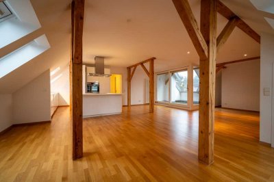 Holbeinviertel: Dachgeschoss in denkmalgeschützter Architektenvilla