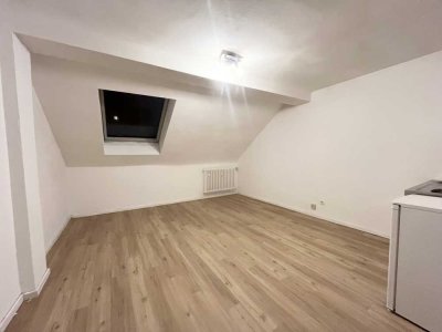 **Schönes Zimmer im Dachgeschoss und separatem Gemeinschaftsbad zu vermieten**