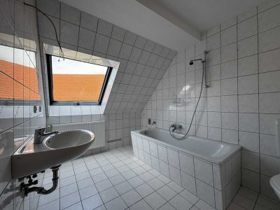 Frisch renovierte Dachgeschosswohnung Wohnung in zentraler Lage!