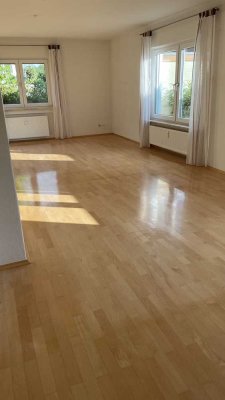 Attraktive und modernisierte 4-Zimmer-Wohnung mit Terasse, EBK und Blick ins Grüne