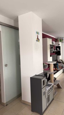 Stilvolle, neuwertige 3-Raum-Wohnung mit Balkon und Einbauküche in Oberschweinbach