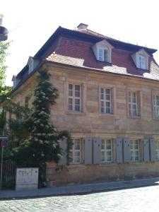 Exklusive, vollständig renovierte 1,5-Zimmer-Dachgeschosswohnung mit Einbauküche in Bayreuth