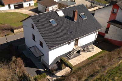 ERSTBEZUG NACH SANIERUNG! Schöne, sanierte Eigentumswohnung mit Balkon, Terrasse und Grünfläche