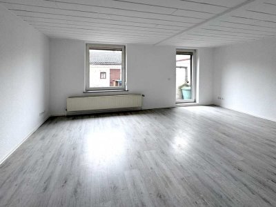 Große renovierte 4 Zimmer Wohnung mit kleinem Innenhof