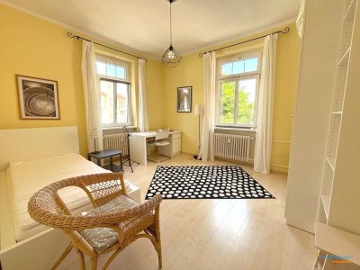 Lichtdurchfluteter Altbau-Charme: 2-Zi-Wohnung in zentraler Lage