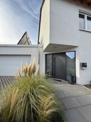 Hidden Champion! Stylisches Einfamilienhaus mit Doppelgarage und zwei vermieteten Wohneinheiten