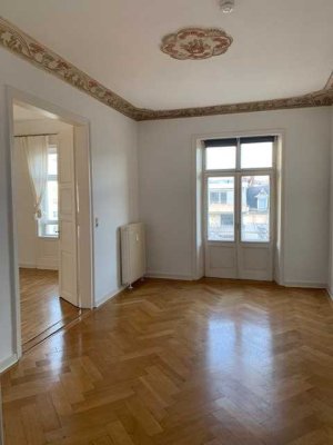 Großzügige 4-Zimmer-Altbauwohnung in denkmalgeschütztem Gebäude direkt am Kurpark