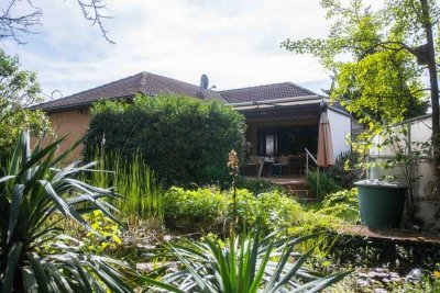 Schöner Bungalow mit grünem Traumgarten & kreativem Platz für Ihre Ideen in ruhiger Lage