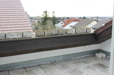 Schöne 2 ZKB Dachgeschosswohnung mit Dachterasse und Garage