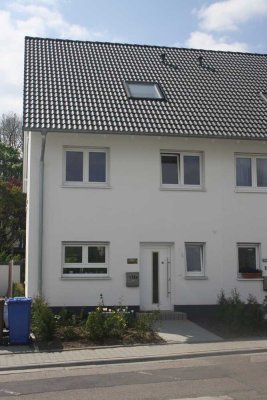 Ansprechendes 5,5-Zimmer-Reihenendhaus mit Solaranlage von privat in Schwalbach am Taunus
