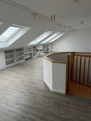 schöne helle Maisonettewohnung mit 2 Bädern und Atelierraum