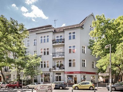 Attraktives Investment nahe Volkspark Wilmersdorf: vermietete Altbauwohnung mit Balkon