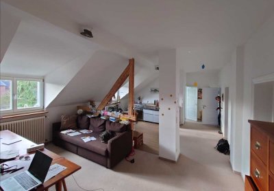 Lichthelle Dachgeschoss-Wohnung im grünen Bockum