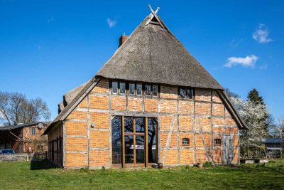 Ein historisches Ensemble mit Charme und Geschichte – Einfamilienhaus mit Remise in idyllischer Feld