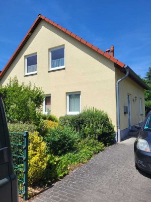 ** Klassisches Einfamilienhaus mit Terrasse und Markise, Gartenhaus, angelegtem Garten **