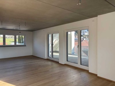 Neubau-DG-Wohnung mit gehobener Innenausstattung, Loggia und EBK im Zentrum von Ochsenhausen