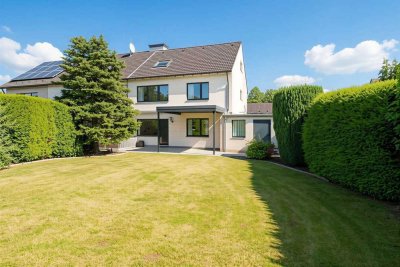 Großzügiges Zweifamilienhaus mit Traumgarten, Doppelgarage und Ausbaupotenzial auf 922 m² Grundstück