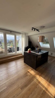 Helle Dachgeschosswohnung – 150 m² | 5 Zimmer hochwertige Modernisierung | 2 Vollbäder