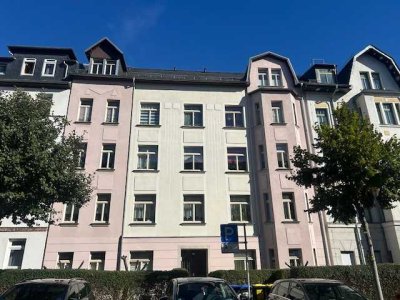 Geräumige 3 Zimmer-Etagenwohnung mit Balkon und Wohnküche in zentraler Lage.