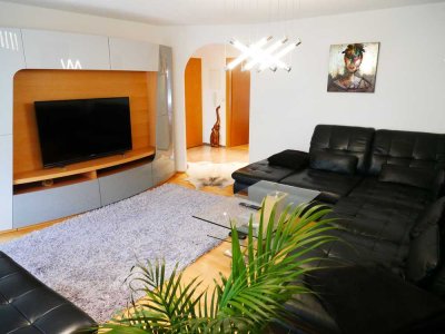 Moderne 3-Zimmer-Wohnung im Erdgeschoß mit Terrasse, Gartenanteil und Carport
