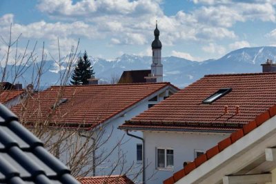 Moderne u. helle 3-Zi.-Whg. (Bj 2015)! Unverbaubare Randlage v. Rosenheim, schöner Bergblick.
