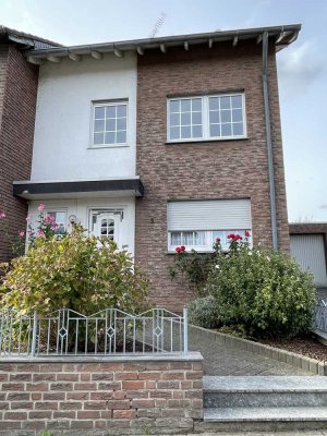 Gepflegte Doppelhaushälfte mit überdachter Terrasse, Balkon und Garten – ideal für Familien