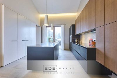 Perfekte Harmonie von Natur, Design und Komfort - Nachhaltige Luxus-Villa mit Hallengebäude