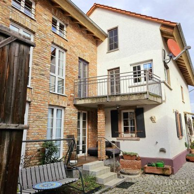 Historie trifft Moderne: Geschmackvoll modernisiertes Familienhaus in Golfplatznähe!