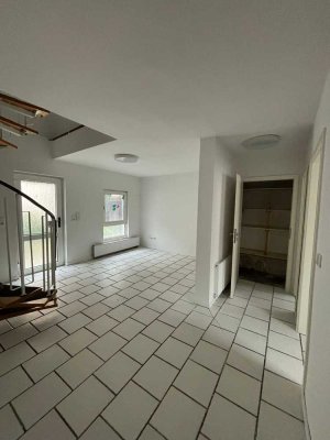 Helle Maisonette-Wohnung mit 3 Zimmern, WG-geeignet zu vermieten