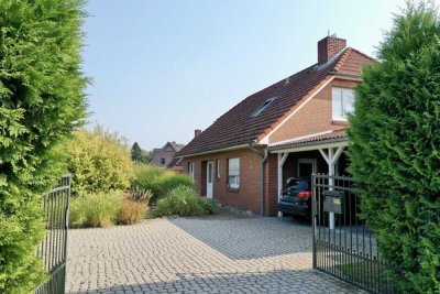 Einfamilienhaus mit gepflegtem Garten und Doppelcarport