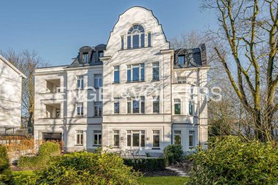 Wohnen in Perfektion: 3 m Deckenhöhe, Fischgrätparkett & Bulthaup-Küche.