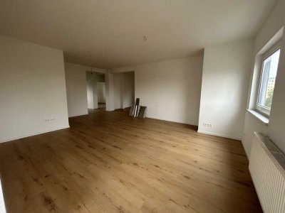 Erstbezug nach Renovierung! Großzügige 4-Zimmer-Wohnung mit Balkon & viel Stauraum!