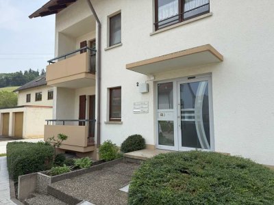 Bezugsfreie Erdgeschosswohnung mit Terrasse und zwei Außenstellplätzen