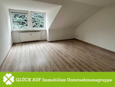 Lichtdurchflutete Dachgeschosswohnung mit modernisiertem Badezimmer in Essen Schönebeck