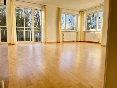 Moderne, helle Wohnung mit Sonnenbalkon und Grünblick – sofort verfügbar