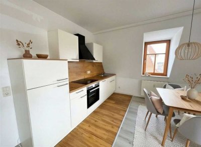 Offene Wohnküche mit neuer Einbauküche I Tageslichtbad mit Badewanne I PKW-Stellplatz verfügbar