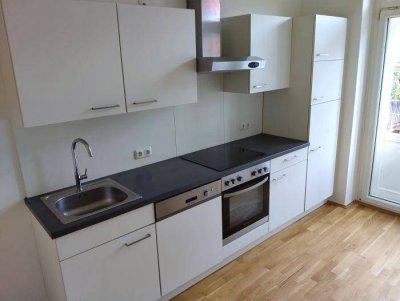 Sonniger 2 ZIMMER-Altbau + ruhiger Balkon + extra Küche möbliert + Bad mit Dusche / WC und Fenster!