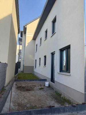 Erstbezug! Gemütliche 3-Zimmer-Wohnung mit Terrasse und Grünfläche