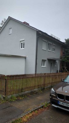 Saniertes Haus mit vier Zimmern und EBK in München