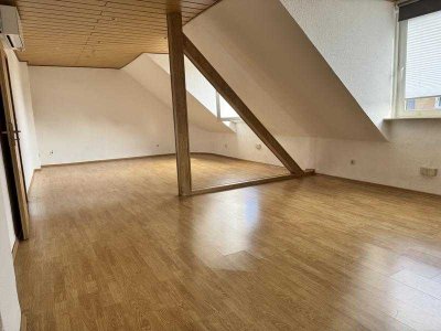 Helle, moderne DG-Wohnung, zentral gelegen, Einbauküche, Balkon, Klimaanlage!
